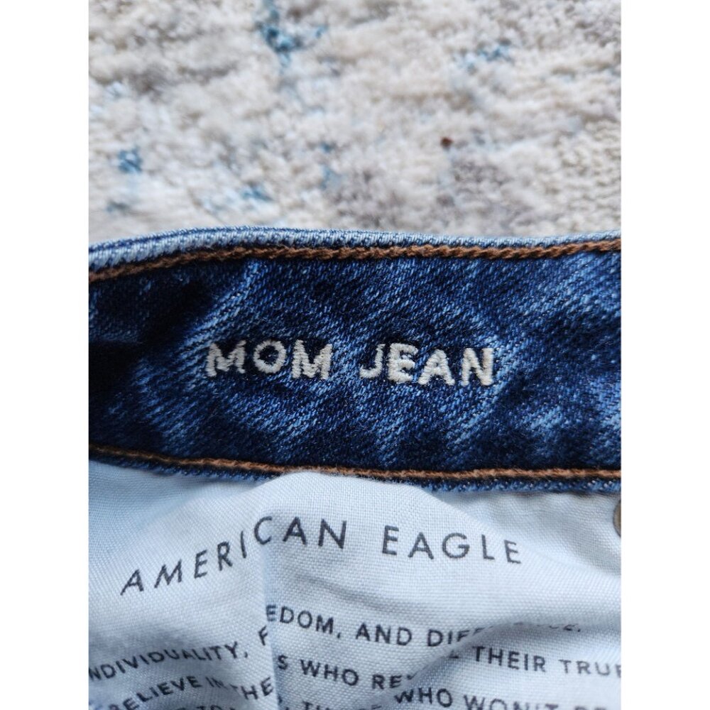 American Eagle Women's Size 0 Distressed Denim Mom‎ Jean Shorts - Picture 3 of 4